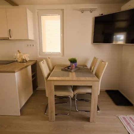 Luxury Houseboat Lavender * ポルトローシュ