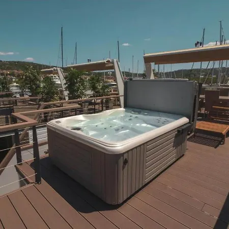 Luxury Houseboat Lavender Порторож