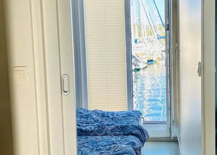 Luxury Houseboat Lavender *