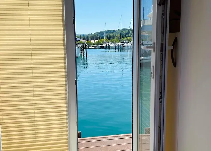 Luxury Houseboat Lavender 度假居