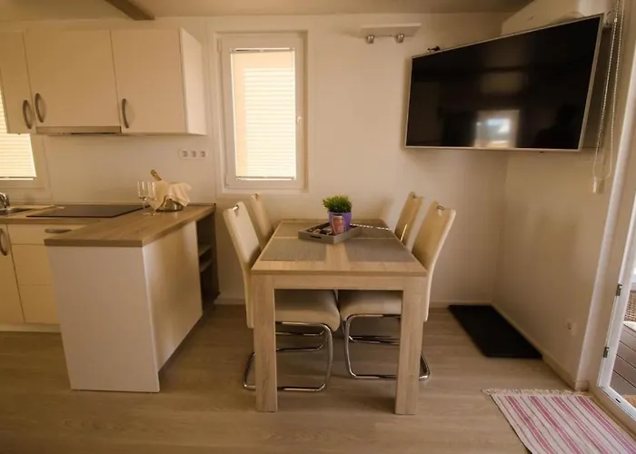 Luxury Houseboat Lavender * 波尔托罗