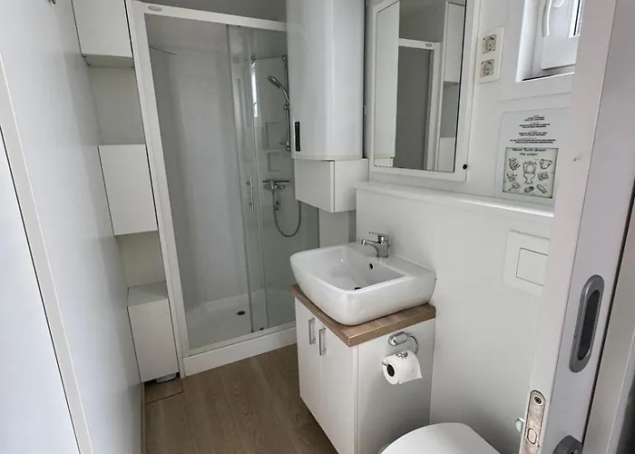 Luxury Houseboat Lavender 度假居 *